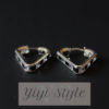Arracadas en forma triangular con incrustación de zirconias color blanco y negro